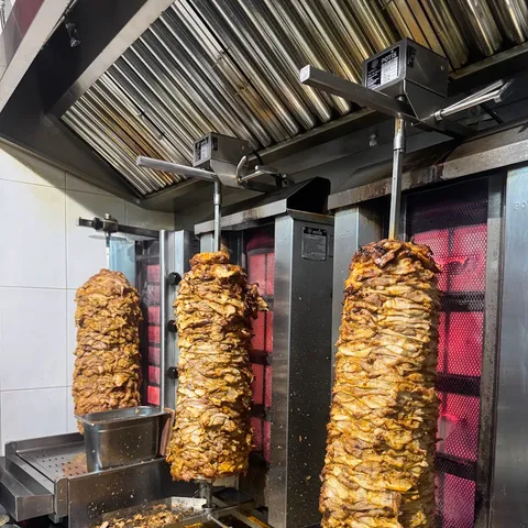 Los asadores verticales de shawarma