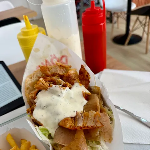 Pita de pollo con salsa blanca y patatas